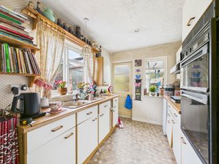 cam05591g0pr0109still012