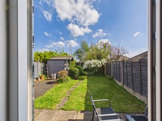 cam05591g0pr0189still033