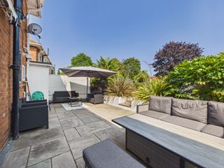 cam01332g0pr0725still019